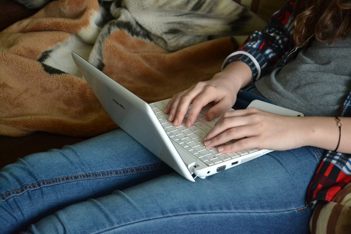 Fotos gratis : ordenador portátil, mano, mecanografía, trabajando ...